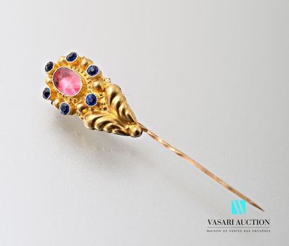 null Short pin in yellow gold 750 thousandths, elongated motif decorated with a palmette...