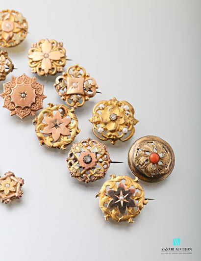 null Onze broches et deux clips en plaqué or de la fin du XIXème siècle à décor floral...