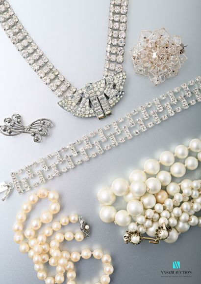 null Lot de bijoux fantaisie comprenant un collier à double rangs de perles fantaisie,...