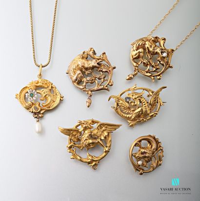 null Quatre broches et trois pendentifs de la fin du XIXème siècle en plaqué or à...