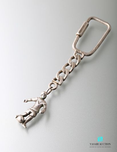 null Silver key ring with a footballer motif 

Gross weight: 12.8 g