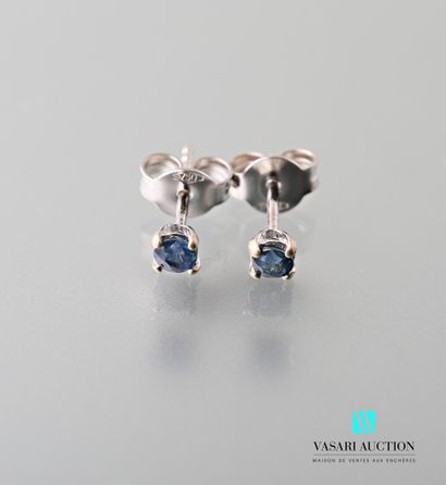 null Pair of 750-thousandths white gold ear studs set with two round sapphires, each...