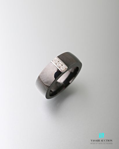 null Ring rush in black brilliant ceramic decorated in its center with a line of...