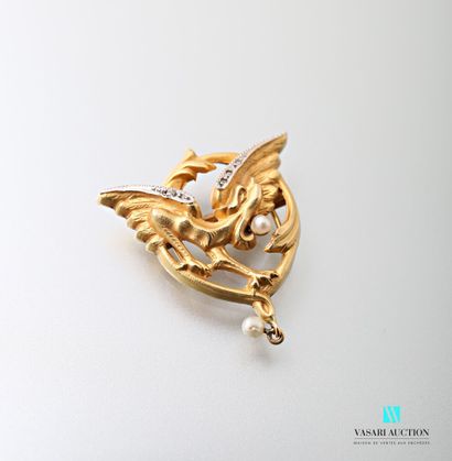 null 750-thousandths yellow gold clip with a chimera motif in a leafy circle devouring...
