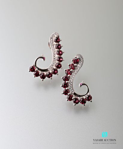 null Pair of 925 sterling silver earrings in the shape of volutes set with garnets...