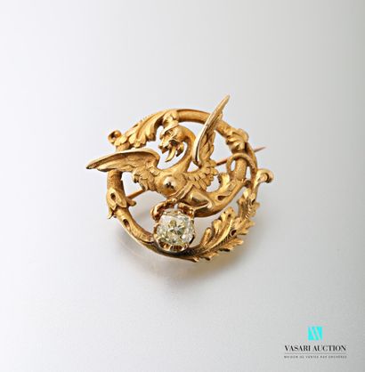 null Round brooch in 750-thousandths yellow gold with chimera motif holding an antique...
