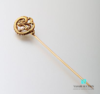 null Yellow gold pin, 750 thousandths, motif of a snake devouring a fine pearl, late...