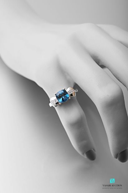 null 925 sterling silver ring set with a central topaz set with two knotted motifs...