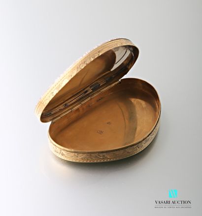 null Triangular snuffbox in 750 thousandths yellow gold, the lid decorated with a...