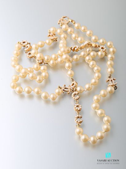 null Chanel circa 2001, necklace of fancy pearls alternating with the logo and "coco"...