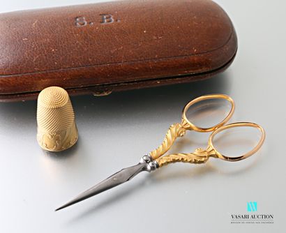 null A matching pair of scissors and thimble. The scissors are set in 750-thousandths...