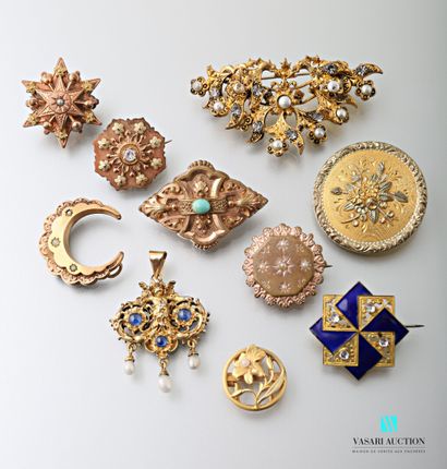 null Sept broches, un pendentif et un clip en plaqué or de la fin du XIXème siècle...
