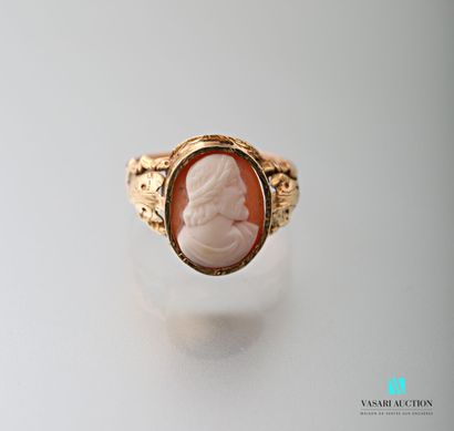 null A 750 thousandths gold ring from the 19th century set with a shell cameo with...