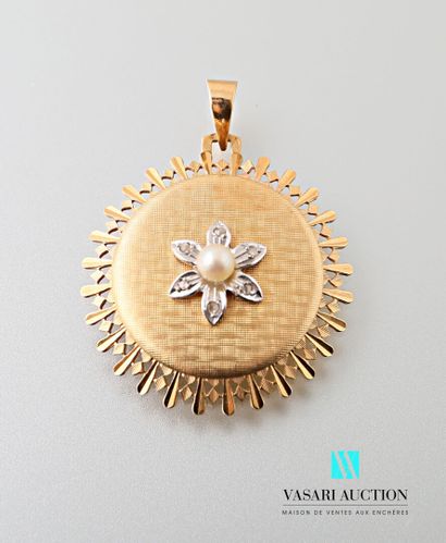null Yellow gold pendant 750 thousandths decorated in its center with a flower adorned...