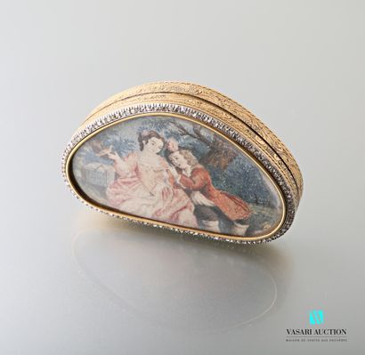 null Triangular snuffbox in 750 thousandths yellow gold, the lid decorated with a...