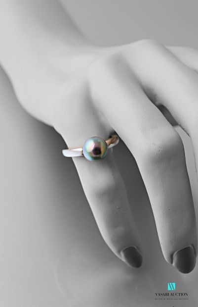 null 925 sterling silver ring decorated with a pear-shaped Tahitian pearl

Gross...