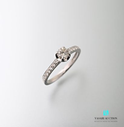 null Solitaire ring in 750 thousandths white gold set in its centre with a modern...