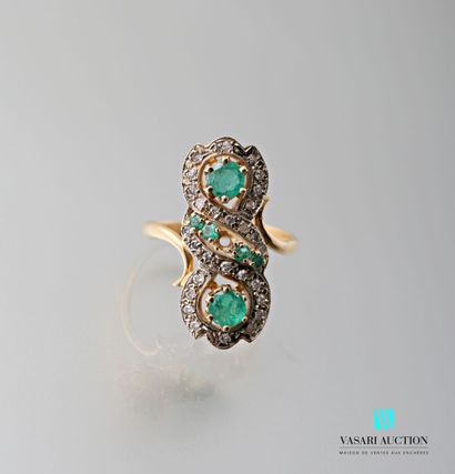 null Ring in 750 thousandths yellow gold, motif in eight set with emeralds and diamonds

...