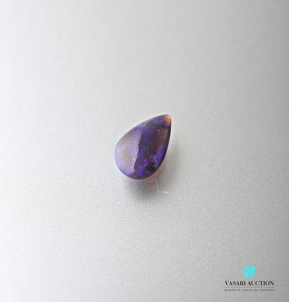 null Une opale noire en poire sur papier 2,9 carats
