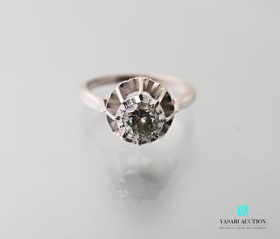 null Ring in white gold 750 thousandths decorated with a solitaire brilliant of about...