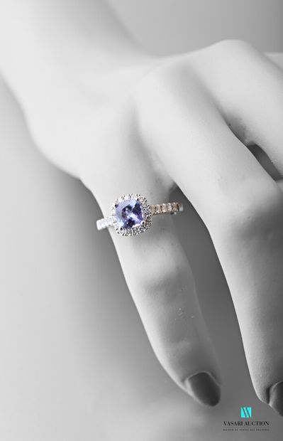 null Ring in 750 thousandths white gold set in its centre with a cushion-cut tanzanite...
