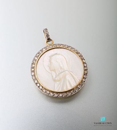null Round mother-of-pearl medal with a profile of the Virgin Mary, the 750 thousandths...