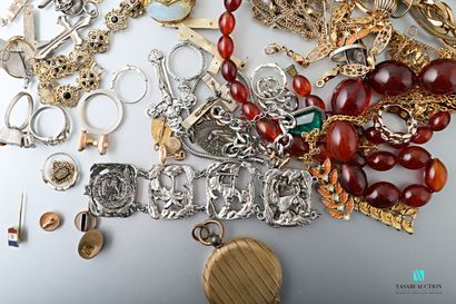 null Lot of costume jewelry including gold-plated or silver-plated bracelets, rings,...