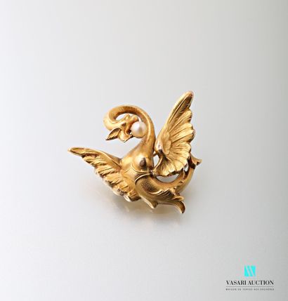 null 750-thousandths yellow gold brooch made of a chimera devouring a fine pearl,...