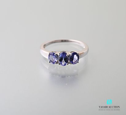 null Ring in white gold 750 thousandths set with three tanzanites of oval size calibrating...