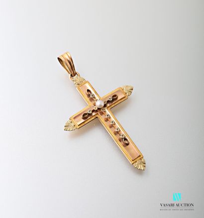 null Pendentif croix en or de trois tons à décor de fleurettes en applique et palmettes...