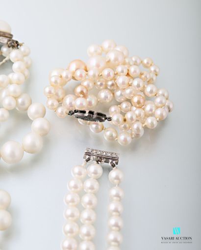 null Un collier de perles fantaisie en chute (46 cm), un collier trois rangs de perles...