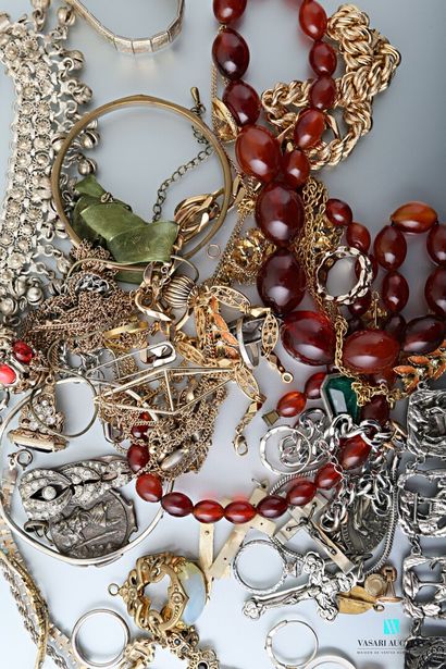 null Lot de bijoux fantaisie dont bracelets gourmettes en plaqué or ou métal argenté,...