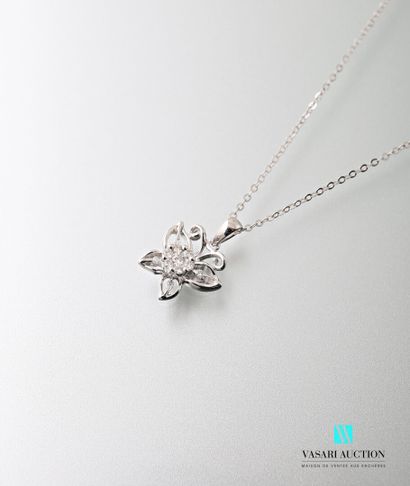 null Pendant and its chain with chainmail forçat in white gold 750 thousandths, the...