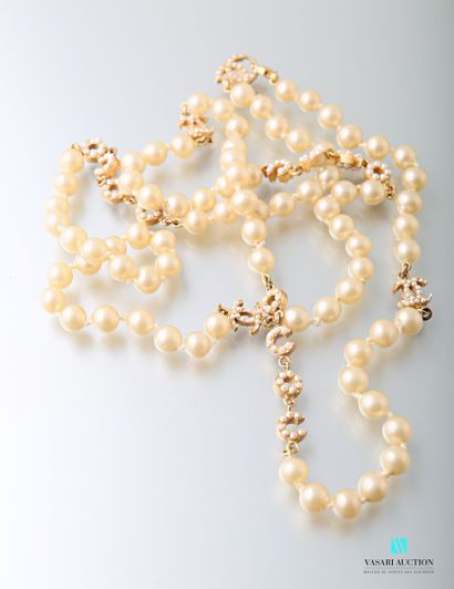 null Chanel circa 2001, necklace of fancy pearls alternating with the logo and "coco"...