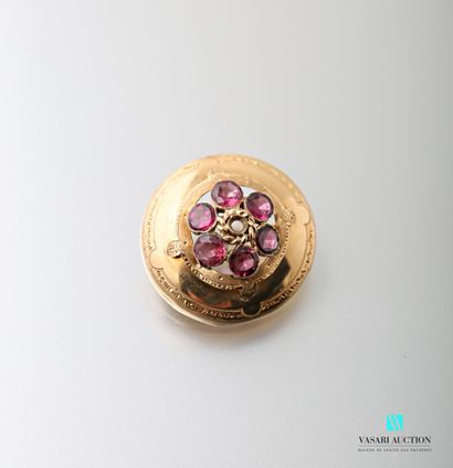 null Round brooch in yellow gold 750 thousandths Napoleon III with chased decoration,...