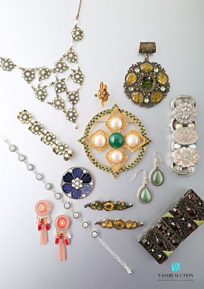 null Un lot de bijoux fantaisie en métal ornés de perles et pierres d'imitation :...
