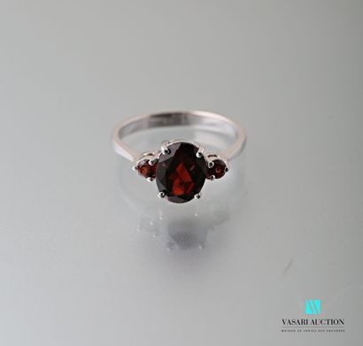 null 925 sterling silver ring set with three garnets 

Ppids: 2.7 g Size 56