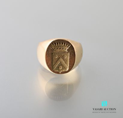 null Knight's ring in yellow gold 750 thousandths armorial hallmark Eagle's head.

Gross...