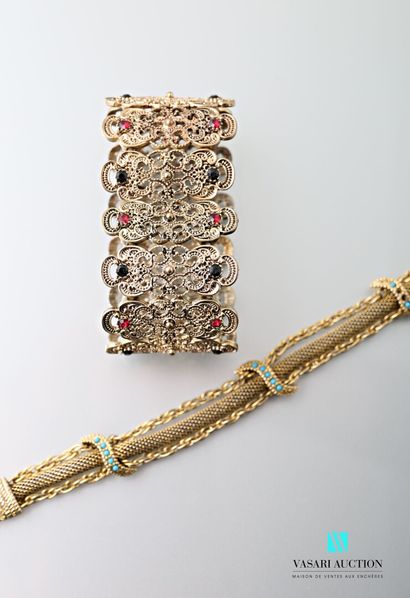 null Deux bracelets fantaisie en métal : un souple à maille serpent et ovales entrelacées...