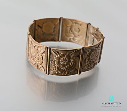 null Bracelet Art Déco en métal formée de sept plaques à décor floral repoussé, chaînette...
