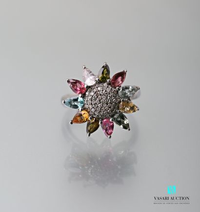 null Flower-shaped silver ring decorated in its center with a pavement of diamonds...
