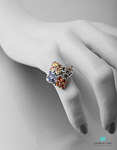 null 925 silver ring of diamond shape decorated with multicoloured treated sapphires.

Gross...