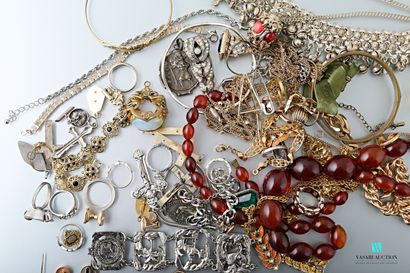 null Lot de bijoux fantaisie dont bracelets gourmettes en plaqué or ou métal argenté,...