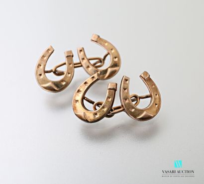 null Pair of cufflinks with horseshoe decoration in gilded metal.