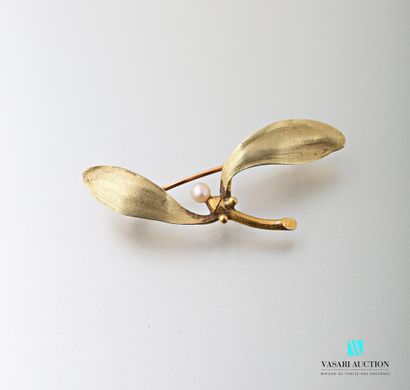 null 750 thousandths yellow and green gold brooch in the shape of a mistletoe branch...