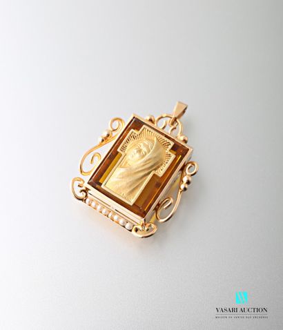 null Pendant in 750-thousandths yellow gold, central rectangular motif in yellow...