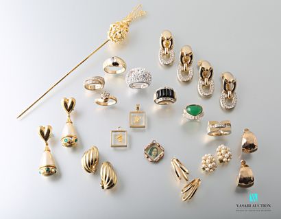 null Lot de bijoux fantaisie en plaqué or et pierres d'imitation comprenant : sept...