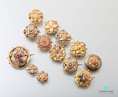 null Onze broches et deux clips en plaqué or de la fin du XIXème siècle à décor floral...