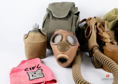 null Diverses provenances: bidons, 3 masques à gaz avec sacoche, brassard, 3 paires...