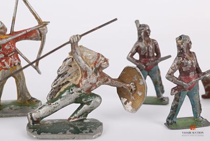 null soldats-figurines type Quiralu aluminium : indiens, 10 personnages et un traineau,...
